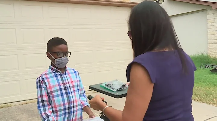 Del Valle ISD Superintendent delivers laptop to st...