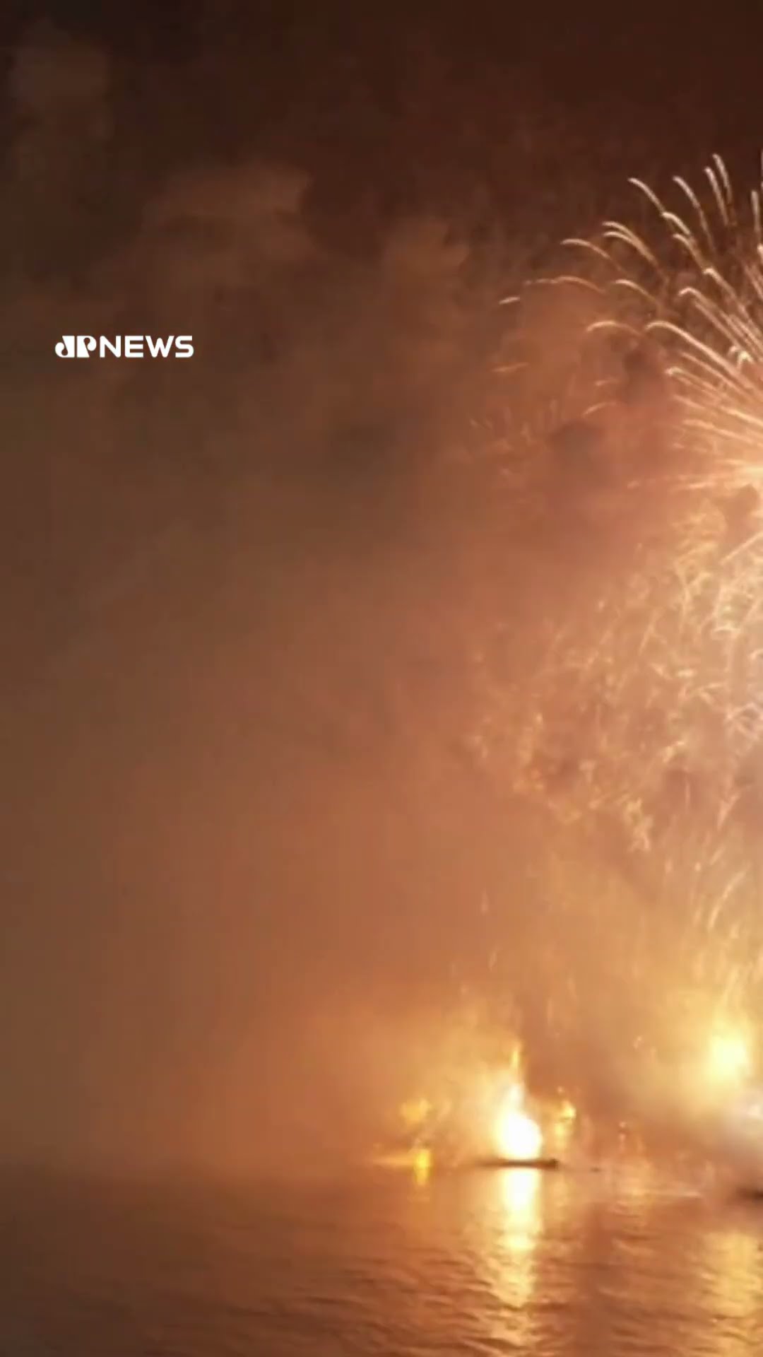Rio de Janeiro celebra 2025 com show de fogos em Copacabana #shorts