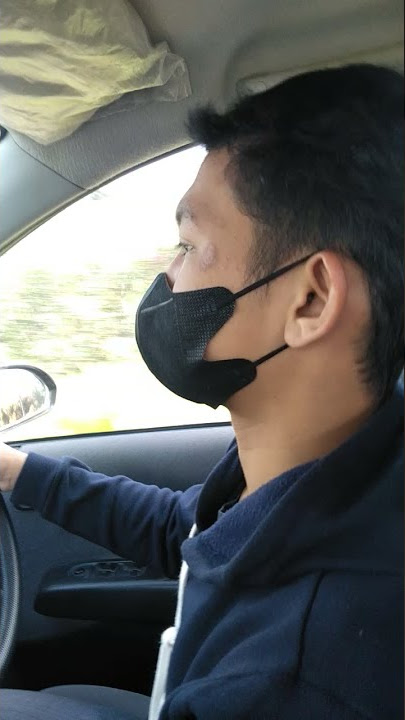 cowok ganteng belajar setir mobil