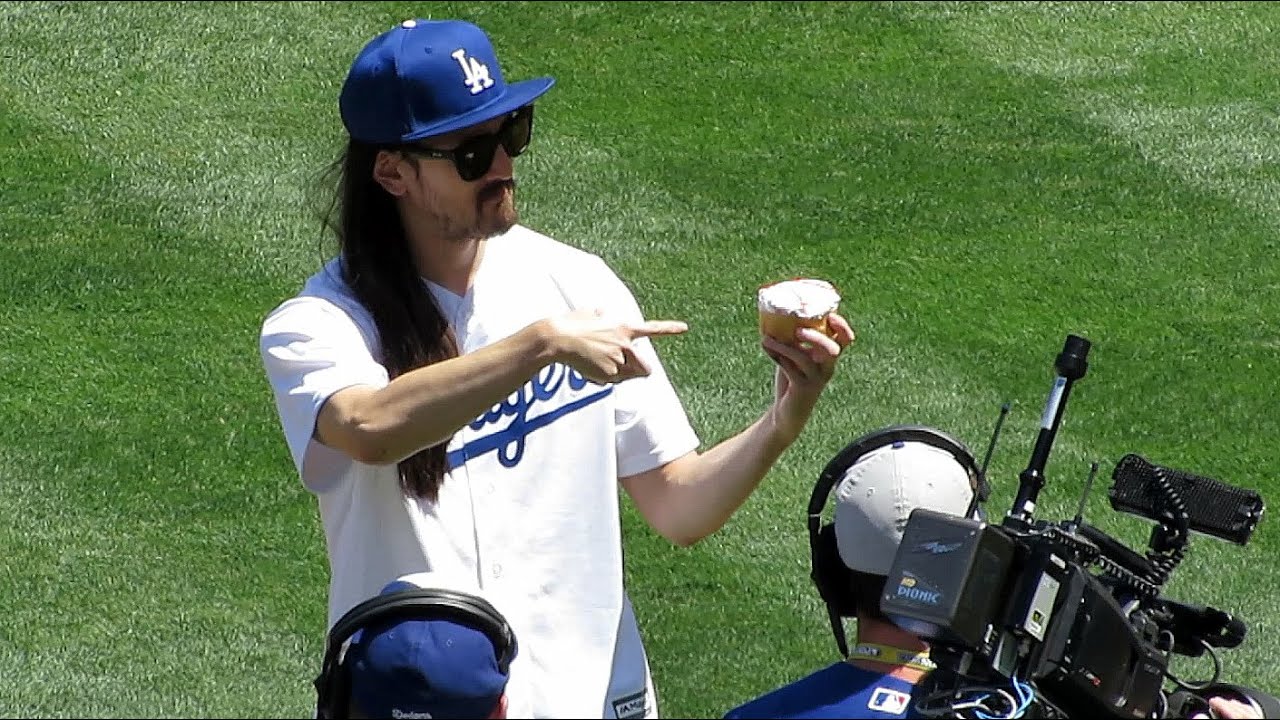 Steve Aoki Throws First Pitch @Dodgers Today 4-19-15