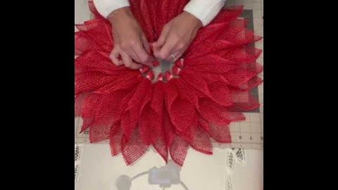 Easy Flower Wreath Tutorial #shorts #wreathdiy #flowerwreath #wreathtutorial