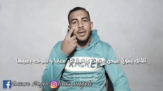 شاب يُغنى 