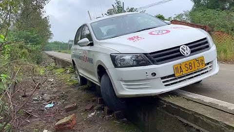 Self rescue when the wheels on both sides fall off the pavement and are suspended in the air