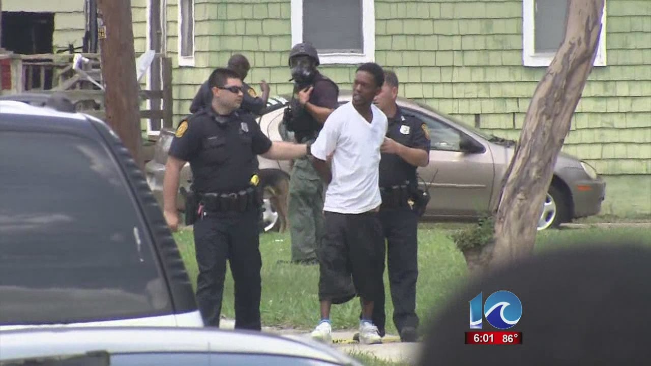 Norfolk police standoff ends after arrest - YouTube