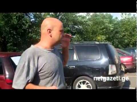 გათავისუფლებული ფოტორეპორტიორები სასამართლოს ტოვებენ