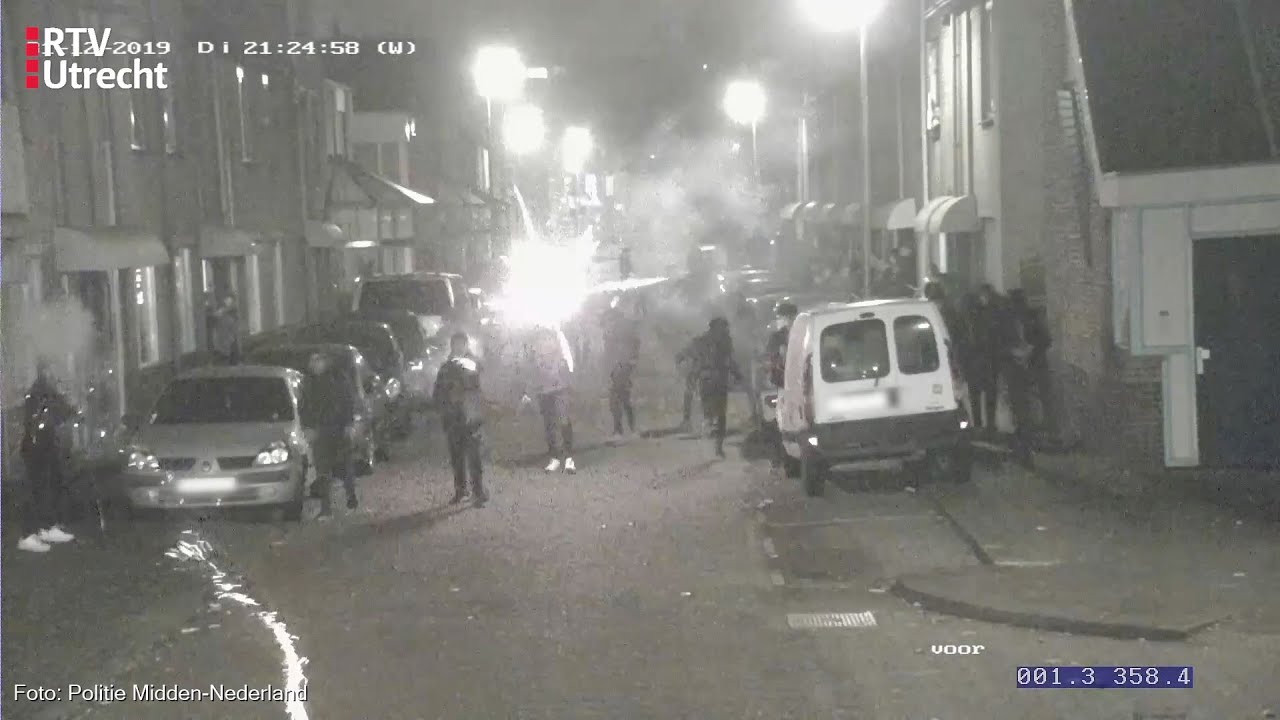 Politie deelt video van Utrechtse agenten die worden bekogeld met vuurwerk [RTV Utrecht]