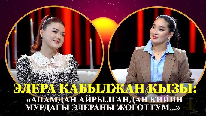 Аяғын шұлықпен жайып жатқан әйелдің суреті Лесбияндық фотосурет