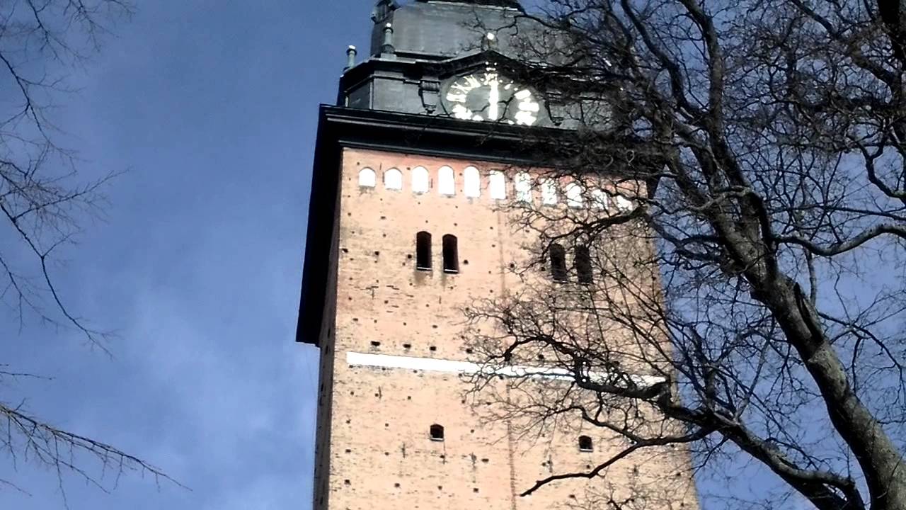Strängnäs domkyrka ringer till middagsbön kl.12:00