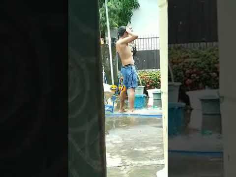 viral pria manado mandi sambil joget