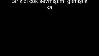 Bir kızı çok sevmiştim gitmiştik kaçırmaya sözleri Resimi