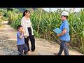 Suddenly, the young woman brought the child right up in front of Thanh