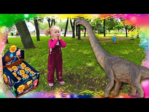 Видео: Полина в парке с ДИНОЗАВРАМИ ищет шары с сюрпризами Chupa Chups Фиксики и учится считать /Учит цифры