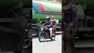 Kalau Tidak Mau Keretanya Ditahanjangan Mau Berhentibila Di Stop Penjaga Pos Berseragam