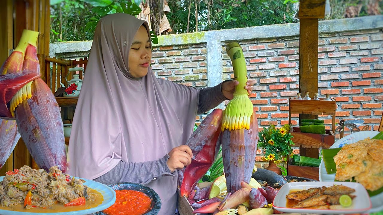 Деревенская жизнь | Вкусные банановые цветы, тёплый темпе мендоан | Готовим под дождём в деревне