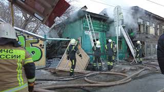 В центре Самары перекрыли улицы для тушения пожара в доме на Арцыбушевской. Погиб человек.