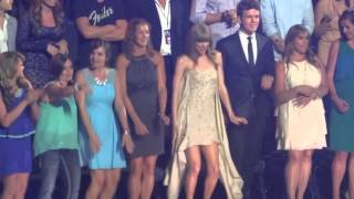 Taylor Swift Dancing to "Cruise" at CMT Awards chords