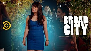 Behind The Scenes All About Abbis Famous Blue Dress - Broad City