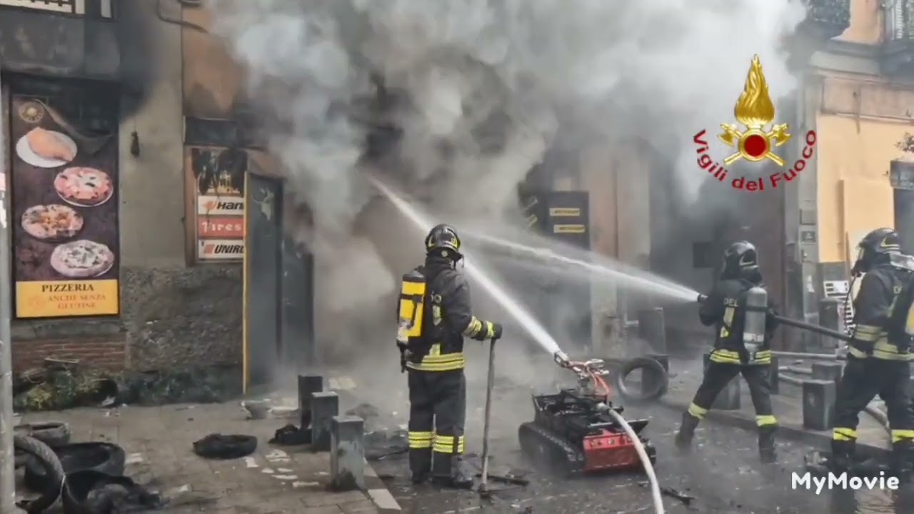 Napoli: Incendio di una pizzeria a Secondigliano.