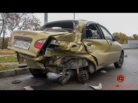 У Дніпрі на Набережній Заводській Kia врізалась у Daewoo: відео моменту