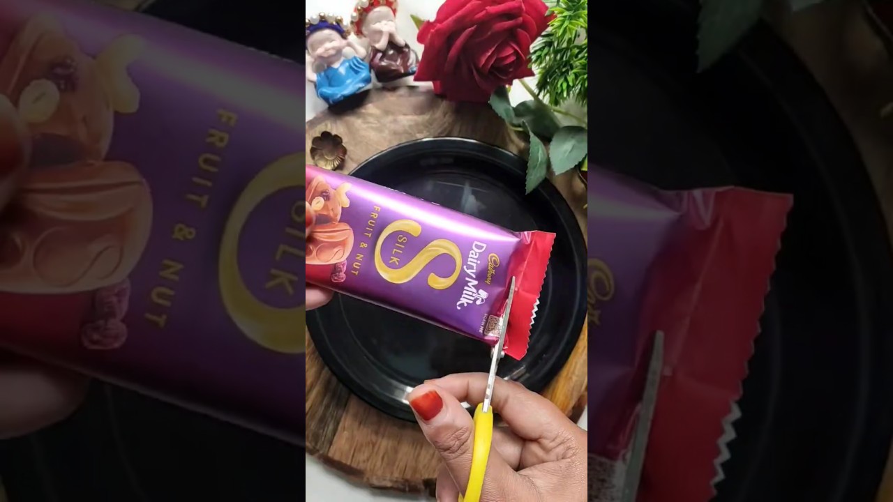 Dairymilk Silk Fruit n Nut Choco pie Stuf Chocolate😋 #shorts #shortvideo #cartoon #spicyfoodcorner