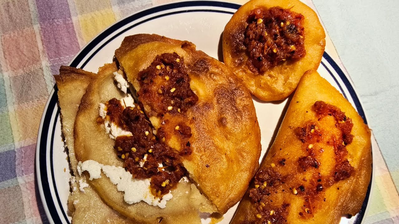 Preparando unos ricos sopes rellenos de requeson al estilo Colima.