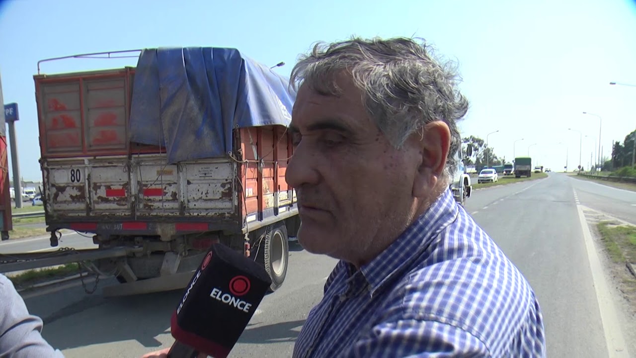 Auto chocó con un camión en la Ruta Nº 12: El camionero contó lo que pasó