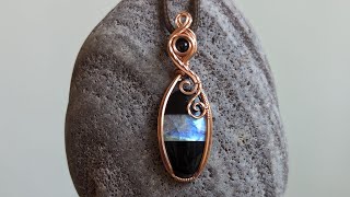 Cabochon Pendant with Tiny Accent Stone Wire Wrapping Tutorial
Join this channel to get access to perks:
https://www.youtube.com/channel/UCrQUrFVf1m5B6VMWNLUwnFA/join
Materials:
3 pieces of square 20 gauge dead-soft wire, 11 inches long
24 gauge half-round dead-soft wire(just keep it on the spool and use as needed).
1 cabochon, mine is an oval inlay of Onyx & Moonstone, about 25mm(1 inch) tall
1 tiny cabochon, mine is 5mm round shaped Black Spinel
Lindstrom Rx 7890 Pliers
Lindstrom Rx 7590 Round Nose Pliers
Swanstrom tool set : https://tinyurl.com/mpbjxpu6
Here is the older tutorial this is a remake of: https://www.youtube.com/watch?v=PE9BpF27hX8
Other tools I recommend:
Pliers(Xuron Tweezer Nose): https://amzn.to/2Vghbyw
Wire Cutters(Xuron Micro-Shear): https://amzn.to/2UcRWg4
Round Nose Pliers(Beadalon Ergo): https://amzn.to/2U6ee3d
My bail making pliers: https://amzn.to/3z2W1rW
(the above are all affiliate Amazon links)
All about wire: https://youtu.be/rQHvjR-m2k8
All about tools: https://youtu.be/ep5nyZfebco
General FAQ video: https://www.youtube.com/watch?v=QrgImHlBDI8
All about buying stones: https://www.youtube.com/watch?v=QrgImHlBDI8
My Website(where I sell my jewelry): oxanacrafts.com
Instagram: https://www.instagram.com/oxana124
Patreon(where you can support me via donations): https://www.patreon.com/oxanacrafts
Facebook: https://www.facebook.com/OxanaCrafts Cabochon Pendant with Tiny Accent Stone Wire Wrapping Tutorial