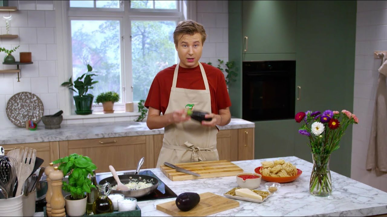 Anna Veski yaqindan suratga olishda eshakka becerildi Sportchilarning jinsiy aloqa sahnalari