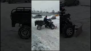 Эл. Фермер убирает снег