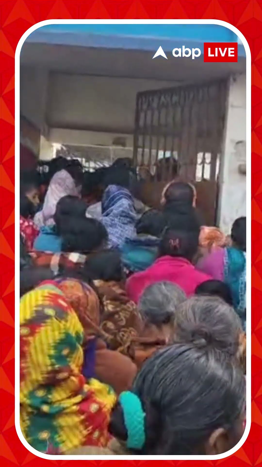 তৃণমূলের প্রতিষ্ঠা দিবসে কম্বল বিলি ঘিরে মালদায় চূড়ান্ত বিশৃঙ্খলা