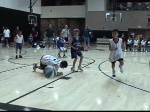 さざんかの宿歌をレナード君のバスケットボールのバックグランドにアレックスが歌っていますLeonard is playing basketball game Alex sings on the back