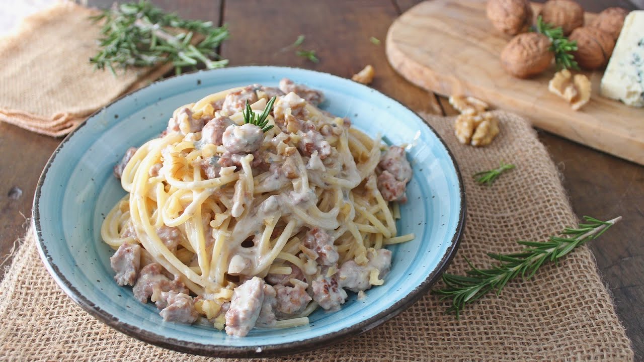 SPAGHETTI ALLA CREMA DI GORGONZOLA CON SALSICCIA E NOCI - YouTube