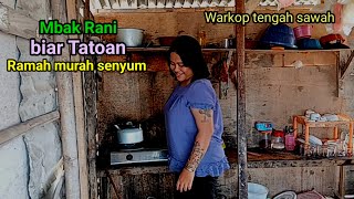 Warung Gadis Tatoan kopi terpencil sendiri Tengah Sawah manis dan ramah.