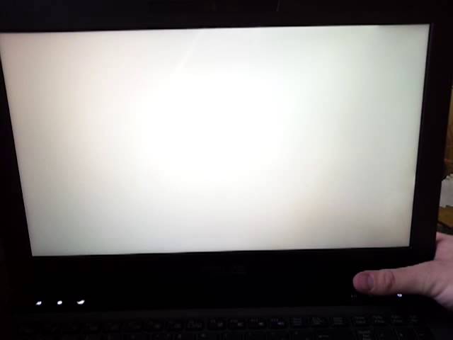 Ноутбук белый экран при включении что делать