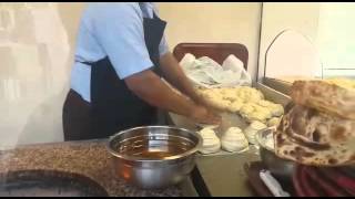خبز الملوح في المطعم اليمني  القريه العالميه دبي