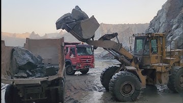 Big Rock Loading Show: Powerful Caterpillar 966D Wheel Loader and Mitsubishi Dump Trucks in Action