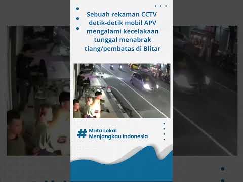 REKAMAN CCTV! Sebuah Mobil Kecelakaan Tunggal di Kota Blitar Menabrak Tiang &amp; Trotoar