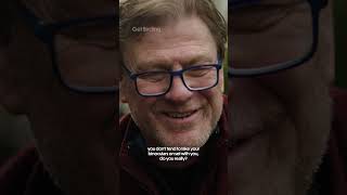 Has Sean Bean ever done some sneaky birdwatching while filming on set? 🦉👀🎬