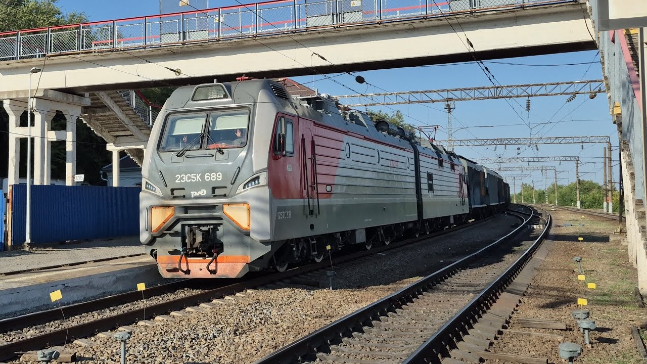 «С днём Знаний!» Электровоз 2ЭС5К-689 с ультра мега приветливой бригадой и грузовым поездом.