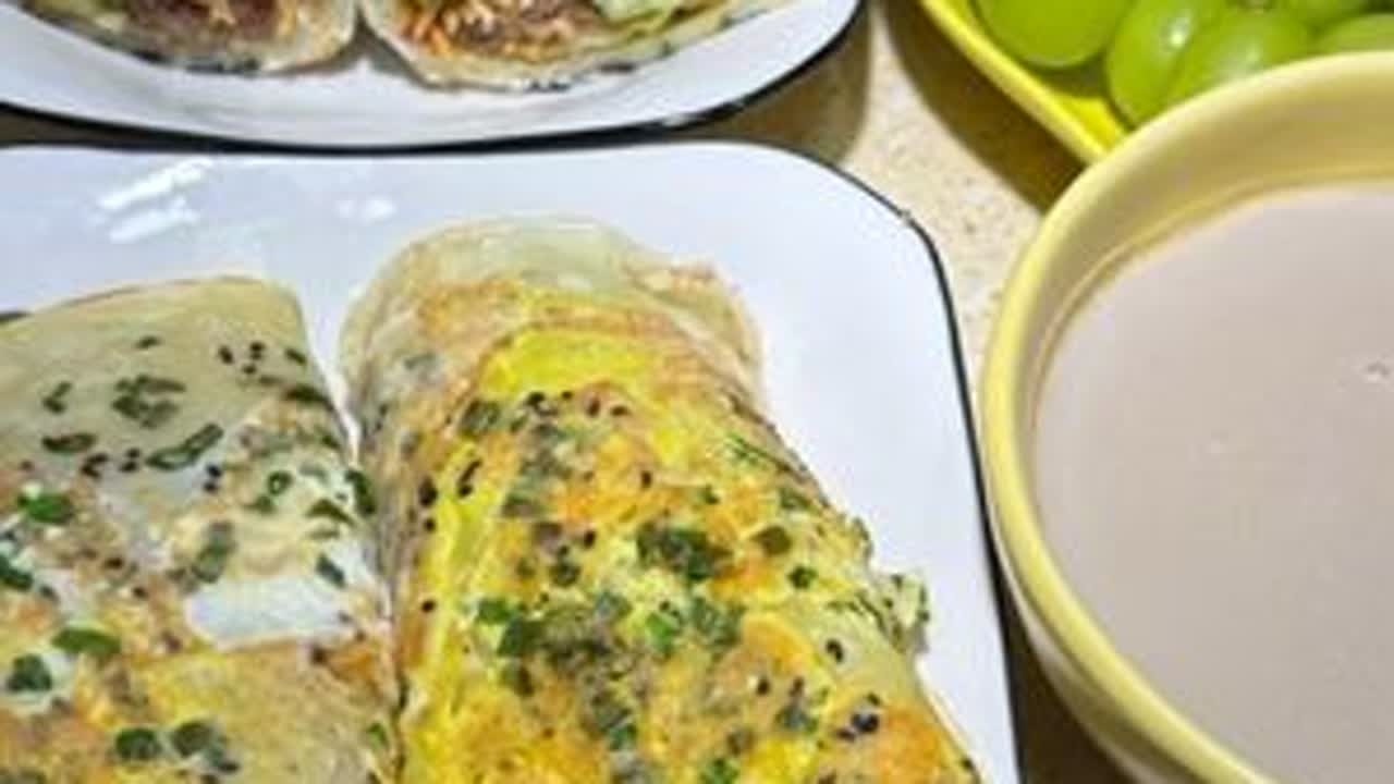 80后陪读妈妈，每天早起给两个高中生做早饭，今天吃#煎饼果子 ，再搭配一碗#五谷豆浆 。弟弟早上起来拉肚子，姐姐着急走，今天让爸爸去送。#陪读妈妈 #记录真实生活