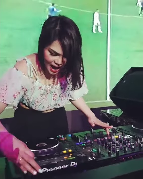 DJ Katty - Wooow !!! Lihat Aksi Panggung DJ Katty