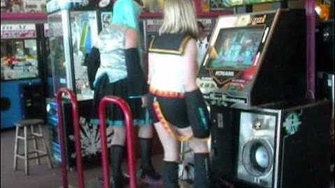 Miku and Rin bad DDR.