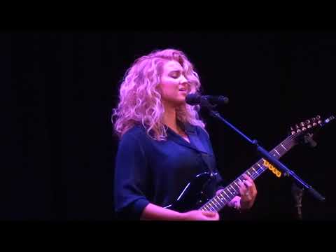 Tori Kelly - "Don't You Worry 'Bout a Thing" (Live in Los Angeles 12-13-17)