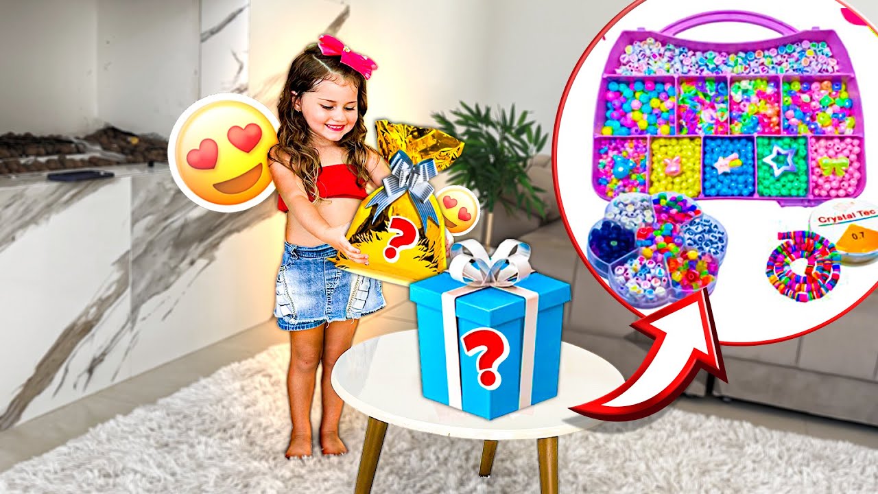 MINHA IRMÃZINHA ABRIU OS PRESENTES QUE O PAPAI NOEL DEU PRA ELA!