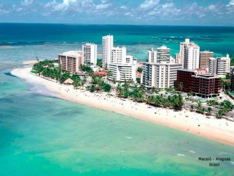 MaceiÃ³ Ã© a capital do estado de Alagoas. Localizada no Nordeste do paÃ­s, tem uma populaÃ§Ã£o de 936.314 habitantes (2008) e um territÃ³rio de, aproximadamente, 511 kmÂ². Sua altitude mÃ©dia Ã© de sete metros acima do nÃ­vel do mar, e tem uma temperatura mÃ©dia de 25Â°C. O municÃ­pio tem o conjunto das mais belas praias do Brasil alÃ©m de belas lagoas.