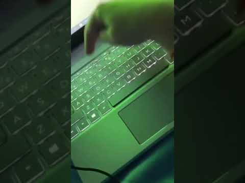 Vídeo: Como você muda a cor do teclado em um laptop?