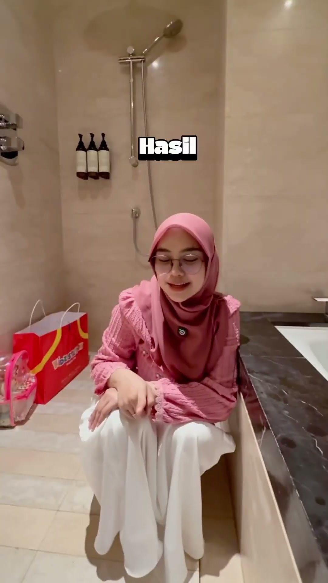 Ibu dan Moana ngungsi karena AC rumah matii :(