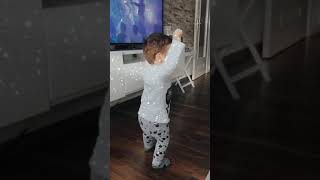 Erik Dalı Oynayan Kücük Cocuk D