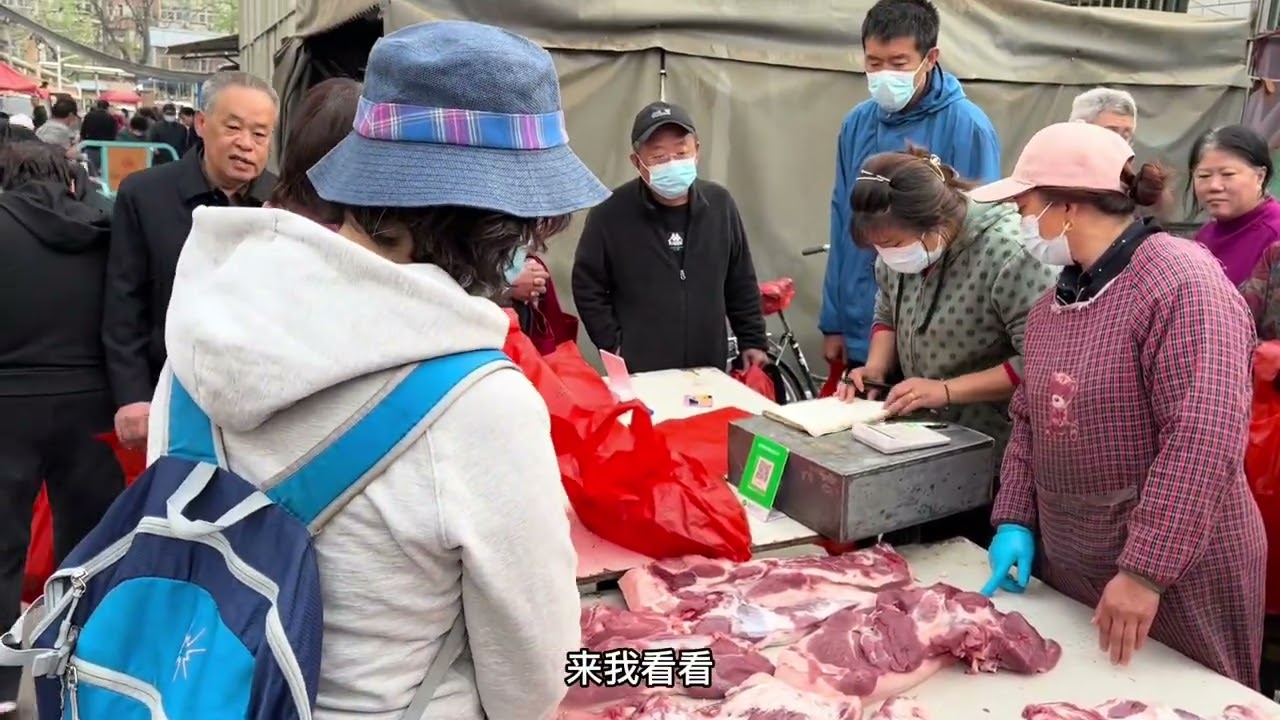 河北90后女老板生意真火爆，猪肉13元一斤排号买，排骨14抢不到 #放心肉 #猪肉 #正宗土猪肉 #生态黑猪