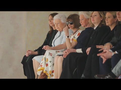 Vídeo: Rainha Elizabeth No Desfile De Moda